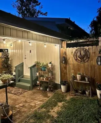 Downtown cottage 7 miles from beach