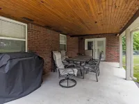 Lakeview Home in serene setting, 3 mi to Grove! Perfect for families & fishermen Hotels in Grove