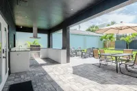 5⭐ 6BD/4BA ~ Steps to Beach Shipping Container Pool w ~ Game Rm ~Summer Kitchen