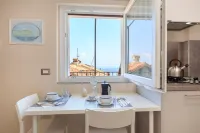Apartment with lake view terrace Hotels in Massino Visconti