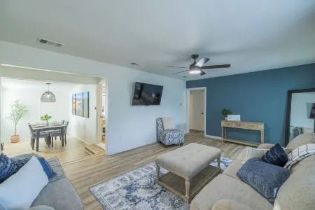 Coastal Cottage in Tech Terrace Отели рядом с достопримечательностью «Университет Техас Тек»