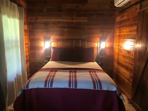 Cozy Aggie Game-Day Country Cabin w/ full porch and outdoor amenities Hotels in Madison County