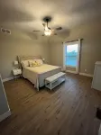 Modern farmhouse, secluded and convenient. 5 minutes from The ARK 2 min off exit Отели рядом с достопримечательностью «JB Miller Park»
