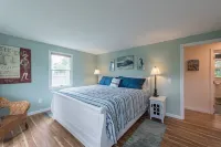 The Boarding House, King bed comfort. Close to Nantucket Sound beaches.