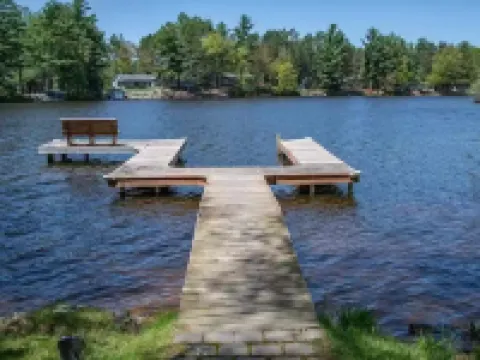 Grandpa’s Lagoon!  Spacious Cabin on Eagle River Chain, minutes from downtown! Hotels in Lincoln