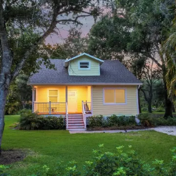NEW LAKE HOUSE Just remodeled  All newly furnished with comfort in mind.