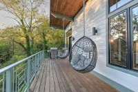 Modern Luxury Meets Mountain Getaway. Amazing Views, Hot Tub+More! Hotels in Madison County