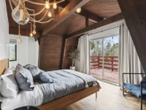 Hilltop 3-bedroom Retreat with Lake Views, AC, EV Charger at Lake Gregory Hotels in Crestline