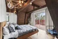 Hilltop 3-bedroom Retreat with Lake Views, AC, EV Charger at Lake Gregory