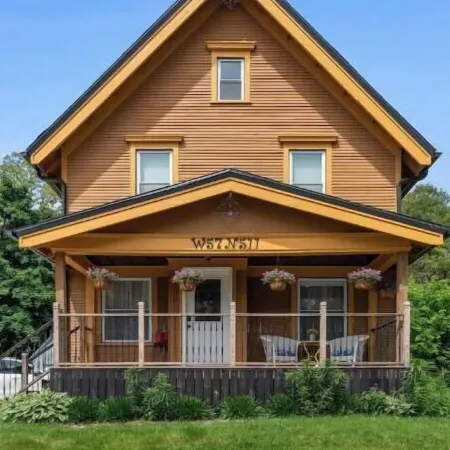 Charming duplex walkable to historic downtown Cedarburg