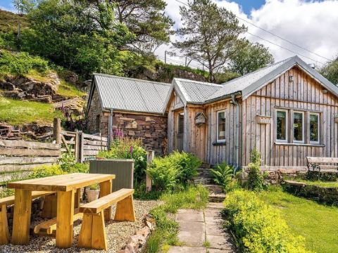 The Birdhouse - a luxurious cottage with log burner in the Highlands