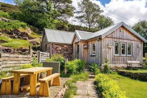The Birdhouse - a luxurious cottage with log burner in the Highlands