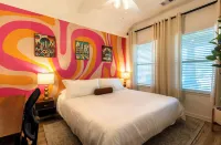 Retro Meets Farmhouse: Craftsman Home with amazing Spa like pool & nearby parks