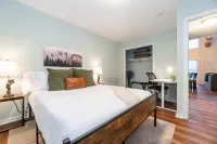 Modern Cabin-Stunning Mtn Views-Hot Tub-Ping Pong&Arcade-FirePit-Pet Friendly!