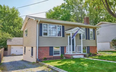 Cozy home centrally located to historical old-town leesburg w/ HotTub & Firepit!