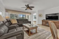 2br Condo on Park with walking access to the beach.