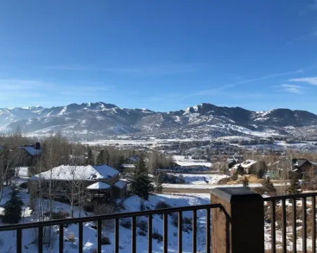 Sunny 5 Bd Mountain Home-Gorgeous View-Perfect for 2 or MultiGen Families-HotTub Hotels in Summit Park