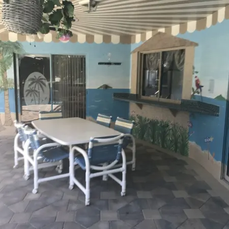 3 bedroom Pool home. Quiet Neighbourhood