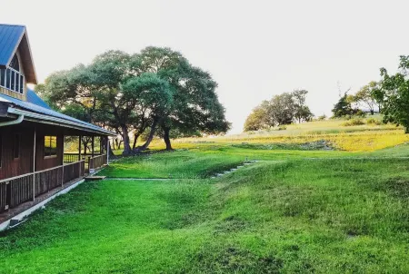 11 acre Hill Country Retreat with a 2000 sq ft deck. Отели рядом с достопримечательностью «Ian's Chapel at Camp Lucy»