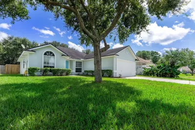 Centralized, stylish getaway. Short drive to beach, shopping, downtown, Mayo! Hotels near Plato's Closet - Regency, FL