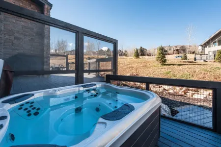 Family friendly 3 bdrm, hot tub, close to Canyons Village, interior designed