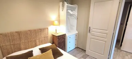 Quiet air-conditioned apartment 10 minutes' walk from the beaches and shops Отели в г. Борм-Ле-Мимоза