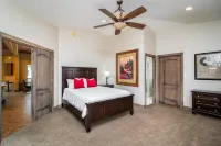Paradise Valley Estate With Pool, Game Room And Near Entertainment!