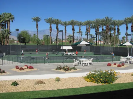 Fantastic Desert Falls Condo with comfortable decor and Wonderful Views Отели рядом с достопримечательностью «Footloose Reflexology Massage»