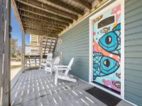 Spacious (multi) Family Home - Walk to Beach and Restaurants - "Cerulean C"