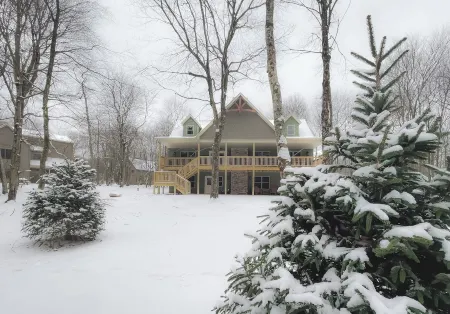 Pine Crest Lodge, 8Br 5BA Home with Large Yard, Fire Pit, & Private Hot Tub