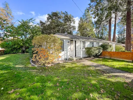 Modern House in the Heart of Grants Pass with Hot Tub and Fire Pit