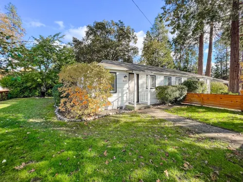 Modern House in the Heart of Grants Pass with Hot Tub and Fire Pit