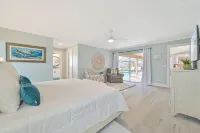 Delightful 3 BR waterfront Villa w. heated pool/ dock/ boat lift/ fishing poles