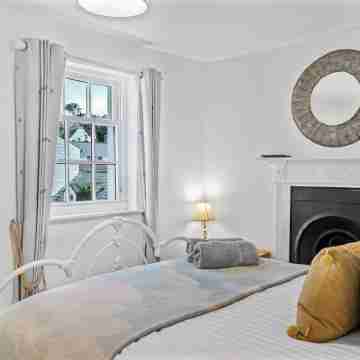 Private garden & central location  within 5 min walk of town Rooms