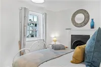 Private garden & central location  within 5 min walk of town