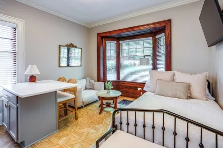 Cozy 1-bedroom Apartment Steps from Park Ave with AC, WiFi