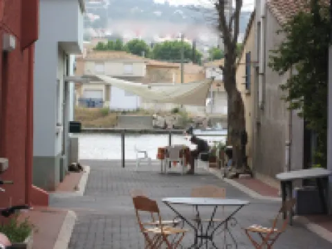 IN THE TYPICAL DISTRICT OF POINTE COURTE IN SETE CITY BETWEEN SEA AND SKY فنادق في سيت