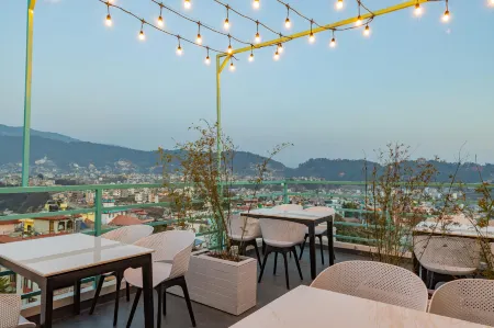 Mhendo Hotel & Studio Suites Отели рядом с достопримечательностью «Буданилкантха Темпл»