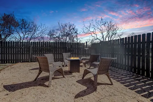 Haven Haus:  Spacious 3Br, 2BA w/ Firepit & Coffee Bar, 6 Blocks from Main St