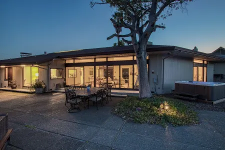 Waterfront Hawaiian oasis