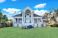Stunning 4-bedroom water front home on Whitemarsh Island