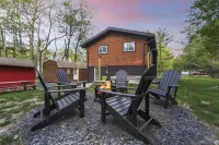 Charming Pocono Chalet with Sauna and Hot Tub فنادق في Tobyhanna Township