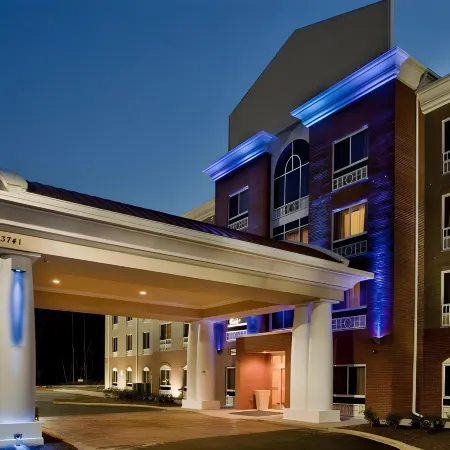 Holiday Inn Express & Suites RALEIGH SW NC STATE by IHG Отели рядом с достопримечательностью «Мемориальная колокольня»