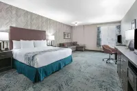 La Quinta Inn & Suites by Wyndham DFW West-Glade-Parks Hotels in Euless
