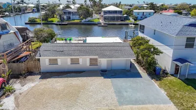 Waterfront Luxury • Private Beach • Heated Pool • Dock • Kayaks Hotel in zona Weeki Wachee Spring