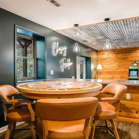 Resort Retreat: Sauna, Hot Tub, Pool table + more!