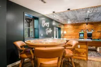 Resort Retreat: Sauna, Hot Tub, Pool table + more!