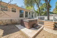 Austin Hillside Getaway 3BR: Pool +Deck & Jacuzzi Hotels near Saint Stephens Episcopal School Football Stadium