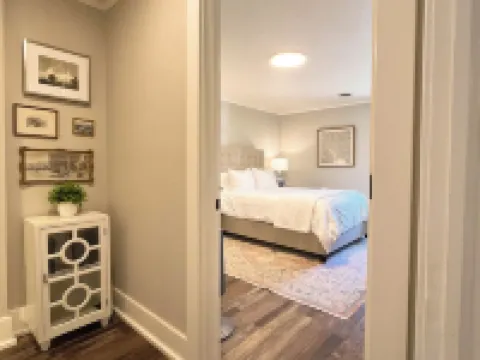 Full Kitchen // Spacious Living Room // Walk to Mineral Springs and Restaurants 温泉村酒店