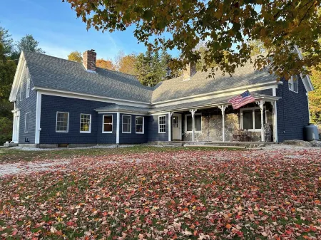 13 Beds, 17 Guests -Hot tub- 15 mins to Sunday River! Отели в г. Ньюри